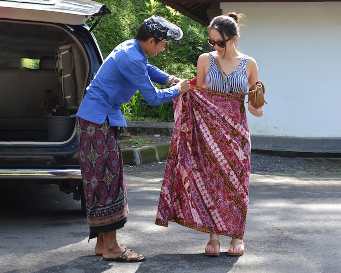 Pakaian adat Bali ke pura sarung selendang