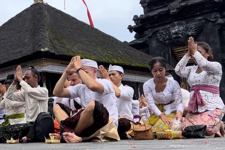 Orang sembahyang di pura Bali