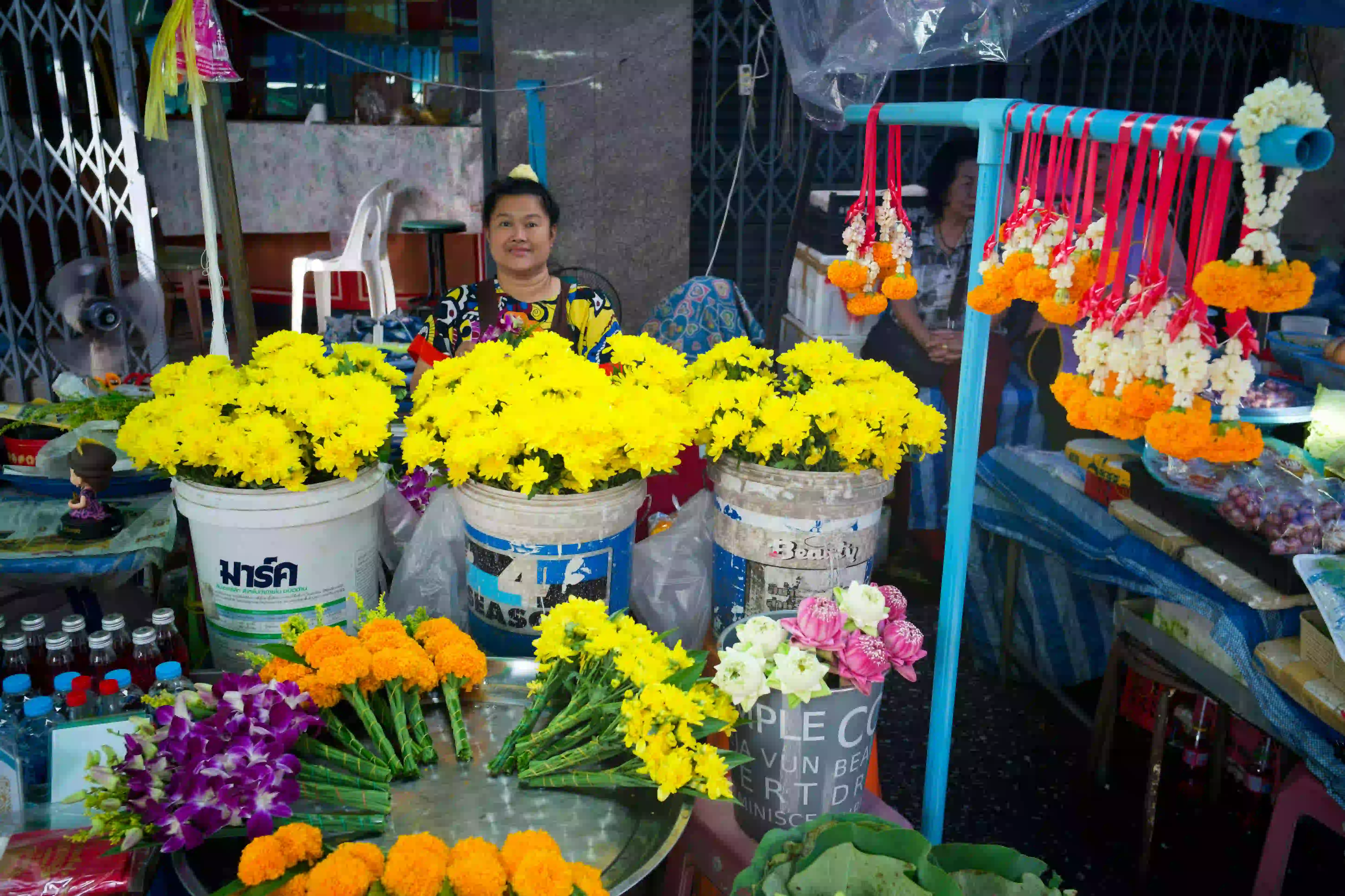 Tourist bargaining with a local vendor in Bali