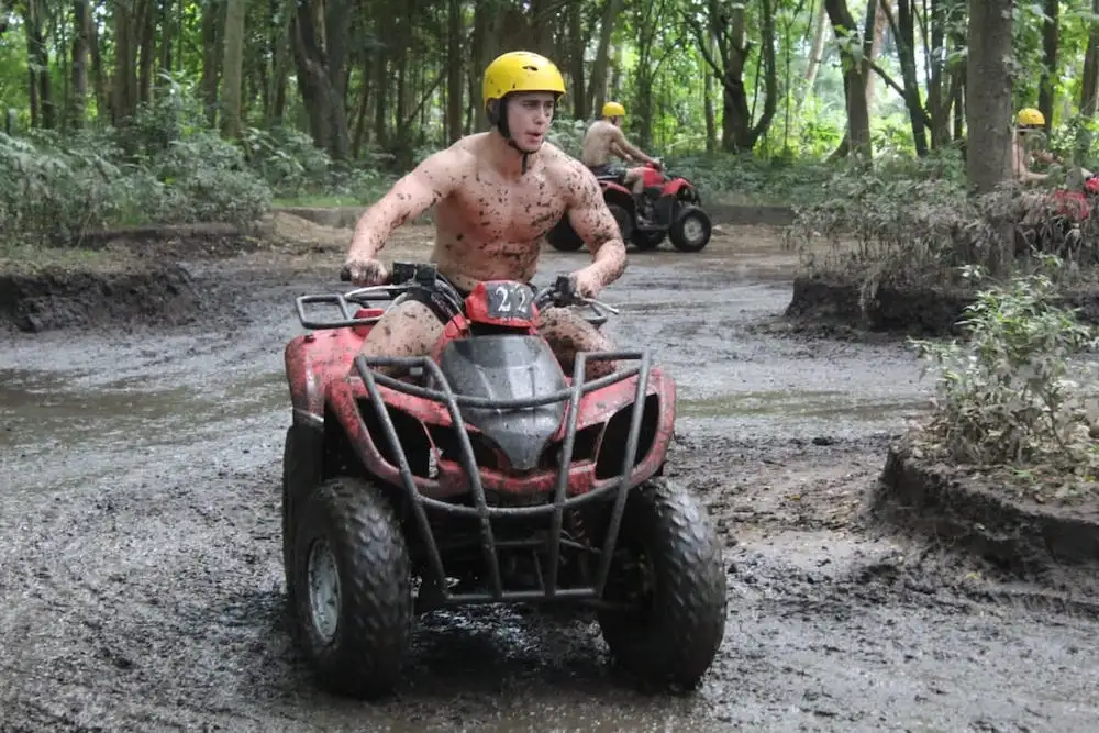 Naik ATV melewati lumpur di Ubud